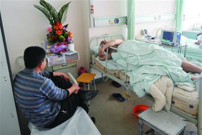 男子夜晚跌下4米深居民院 腰椎摔伤需手术