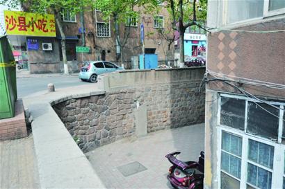 男子夜晚跌下4米深居民院 腰椎摔伤需手术