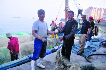 3渔民救生筏上漂流46小时 挂住渔网保命 3渔民救生筏上漂流46小时 挂住渔网保命