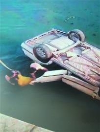 捷达底朝天扣进护城河