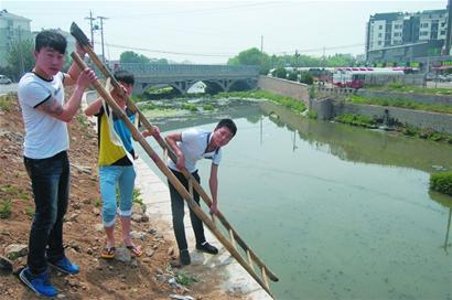捷达底朝天扣进护城河