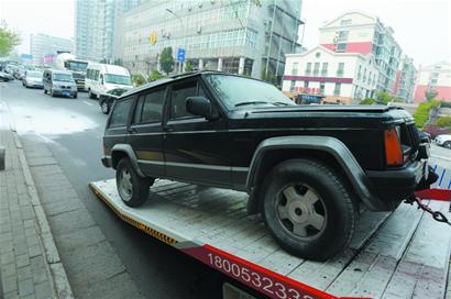 越野车加油站门口自燃 员工提灭火器猛喷