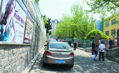 丰胸广告现身小学对面 女模特衣着暴露 丰胸广告现身小学对面 女模特衣着暴露