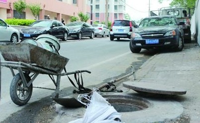 盲人走人行道半小时碰11辆车 盲道形同虚设