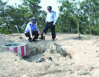 团伙黄岛盗挖古墓 被民警当场堵在墓穴中