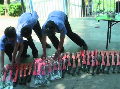 警方缴获游戏摊点仿真枪 金属子弹威力大