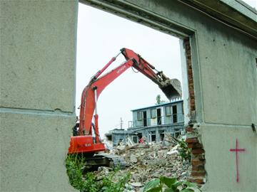 执法队拆违 遭遇“飞砖阵” 执法队拆违 遭遇“飞砖阵”