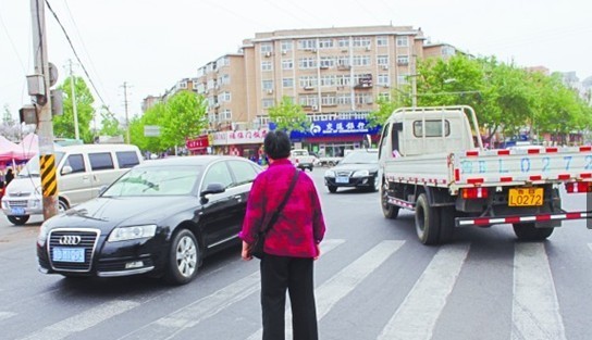 '中国式过马路':大路随大流 小路随意走