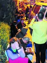 报名优先百名家长雨夜挨号