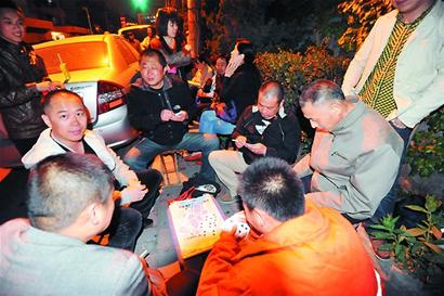 报名优先百名家长雨夜挨号