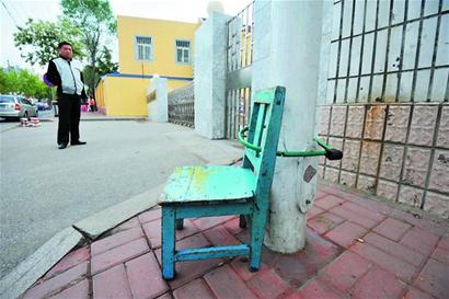 报名优先百名家长雨夜挨号