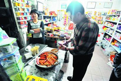 报名优先百名家长雨夜挨号