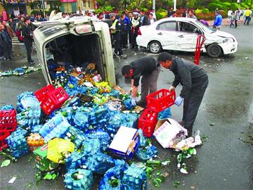 三车连撞面包车头严重变形 酒瓶中扒出血迹青年 三车连撞面包车头严重变形 酒瓶中扒出血迹青年