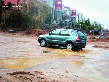 崂山路冲成流沙河 汽车变身两栖登陆艇(图)