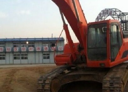 青岛两民居深夜被拆狗被杀 负责人称操作失误