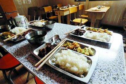 家长下血本保证学生午餐质量 大酒店订餐 家长下血本保证学生午餐质量 大酒店订餐