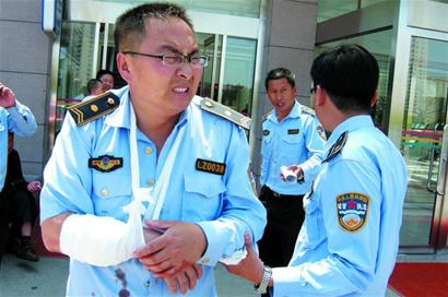 清理石老人占路经营:城管遭小贩拖行受伤 清理石老人占路经营:城管遭小贩拖行受伤