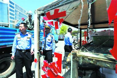 清理石老人占路经营:城管遭小贩拖行受伤 清理石老人占路经营:城管遭小贩拖行受伤