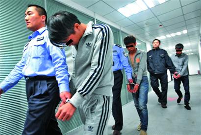 6名男子持镊子偷手机 脱下鞋逃跑仍被抓