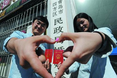 520各婚姻登记处爆满 数百对新人定终身