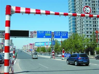 杭鞍快速路新增限高杆 近期将设抓拍探头