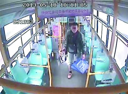偷车贼盗走公交车客串司机 曾偷过警车头