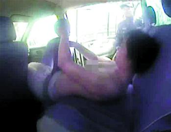 出租车司机清晨出车 拉开门后座躺个裸女