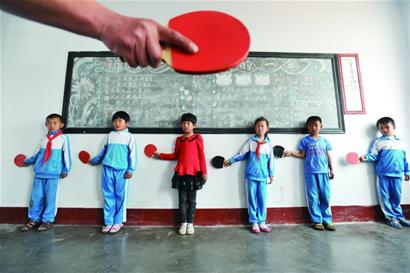 农村小学文体教育堪忧 钢琴成摆设无人会弹 农村小学文体教育堪忧 钢琴成摆设无人会弹