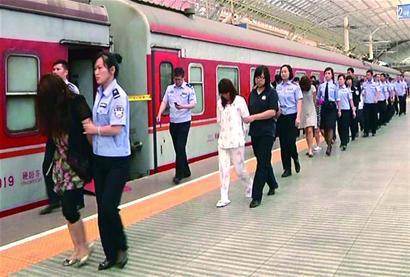 广西传销骨干组团青岛旅游 被警方一锅端