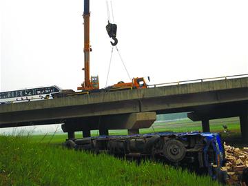 司机打盹货车冲下10米高桥 田地缓冲救命 司机打盹货车冲下10米高桥 田地缓冲救命