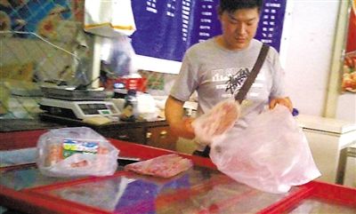 5月19日，新发地牛羊肉批发市场，商户高佳拿出来肉筋和肉串，他说，这里面有鸭肉和猪肉。