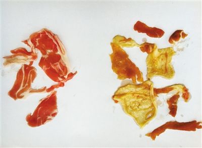 纯羊肉卷解冻后呈鲜红色(左)。从新发地牛羊肉批发市场商户高佳处买的掺假羊肉卷(右)，解冻后肥瘦分散，颜色发黄。