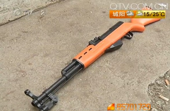 玩具枪杀伤力惊人 打在脚腕上十多天印不消
