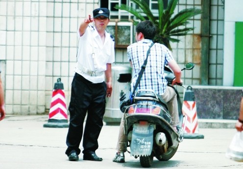 河南一医院禁止自行车入内 市民质疑嫌贫爱富