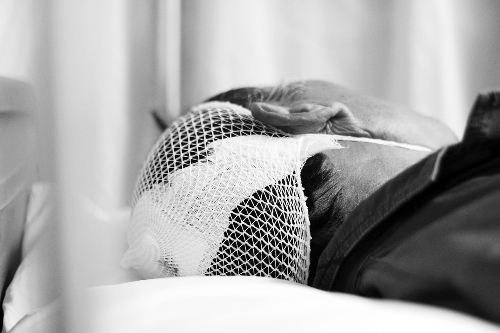 男孩术后离世 家人医院设灵堂遭不明身份群殴