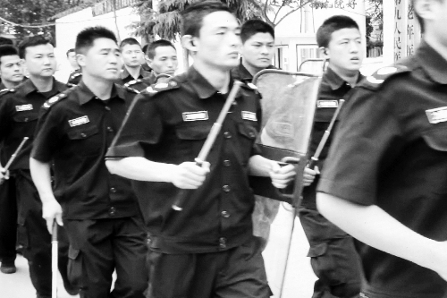 男孩术后离世 家人医院设灵堂遭不明身份群殴