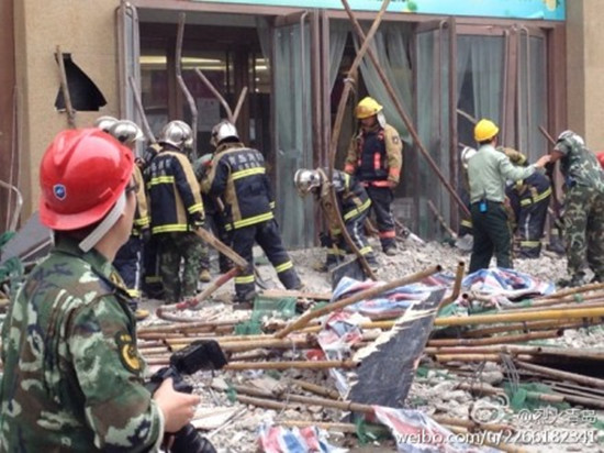 突发:北方国贸脚手架坍塌 多人被压2人重伤