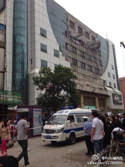 突发:北方国贸脚手架倒塌 多人被压2人重伤