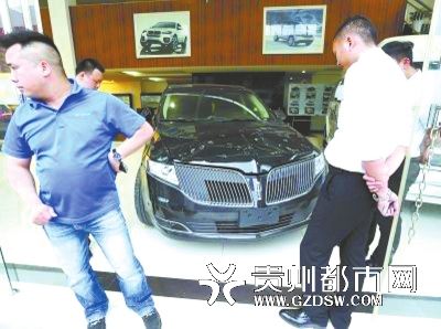 被砸的林肯越野车。