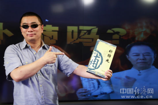 “中国打假第一人”王海独家做客中国经济网《我消费》栏目，剑指“补肺丸”涉嫌虚假宣传。中国经济网/发(闫微微摄影)