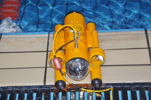 6月5日，国内大学生首次水下机器人专业竞赛在中国海洋大学成功举办。中国海洋大学副校长李华军，教务处处长曾名湧、副处长于德华，团委副书记程振明，工程学院党委书记范其伟、副院长解则晓、大学生工程技术创新实践基地主任宋大雷出席活动并为获奖选手颁奖