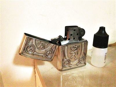 记者邮寄的燃油打火机和小瓶机油。