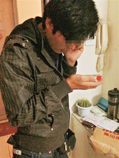 圆通快递快递员在没有检查的情况下收了记者的包裹，得知记者还想寄机油，他打电话和公司沟通。