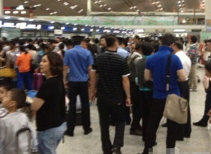 国航航班取消两百乘客无人管 现场秩序混乱