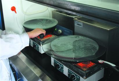 食品包装材料成分揭秘:保鲜膜不能微波炉加热