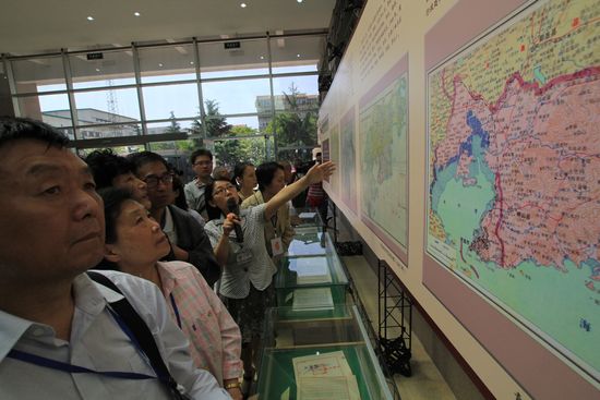 辽宁号航母和歼15模型现青岛 市民称过瘾 辽宁号航母和歼15模型现青岛 市民称过瘾