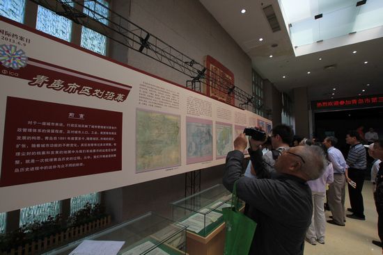 辽宁号航母和歼15模型现青岛 市民称过瘾 辽宁号航母和歼15模型现青岛 市民称过瘾