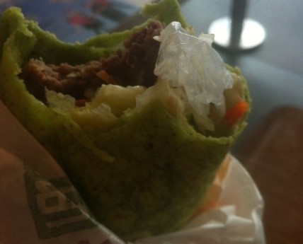 麦当劳午餐吃出一次性手套 回应称不确定来源