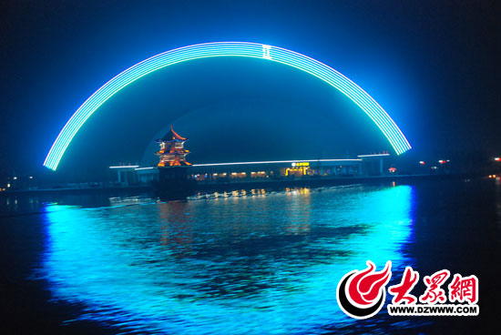 夜色中的宋代古城，显得幽美神秘，水在城中，城在水中，水城一体，交相辉映。