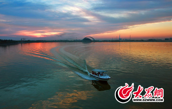 船行东昌湖。（资料图）